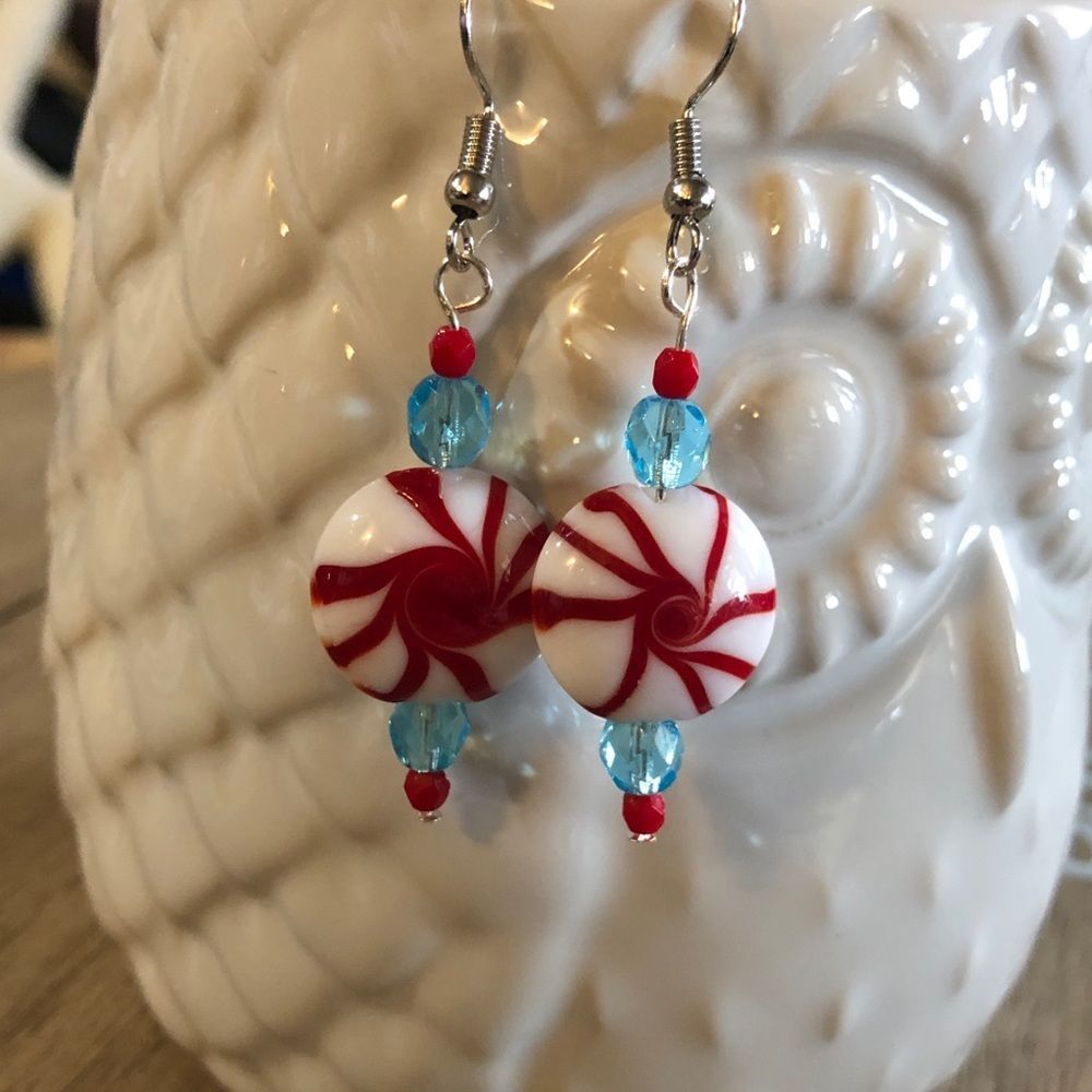 NWOT STARLIGHT PEPPERMINT LAMPWORK GLASS HOLIDAY EARRINGS